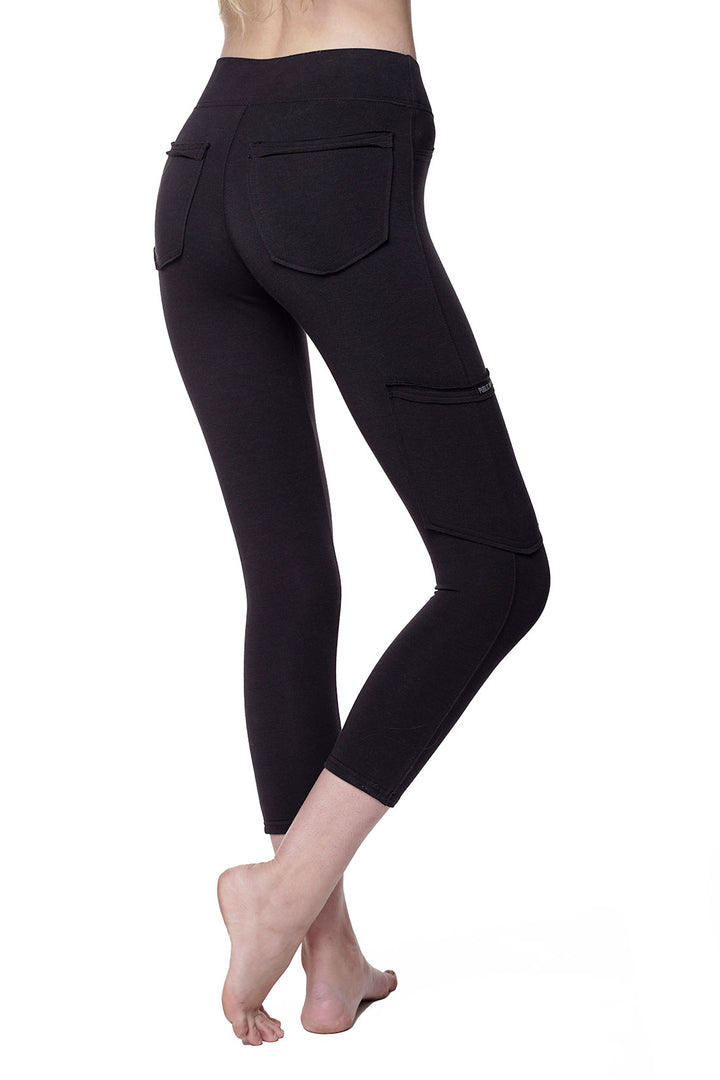 Black cropped leggings with two back pocket and one side pocket